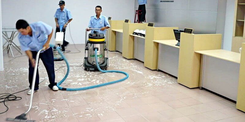 Bước 2: Lau chùi tường và trần nhà