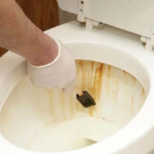 Nguyên nhân gây ra vết ố vàng trên bồn cầu