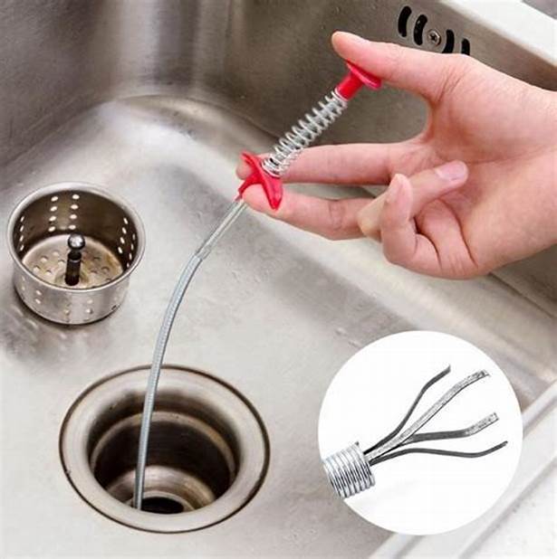 Dùng dụng cụ thông cống