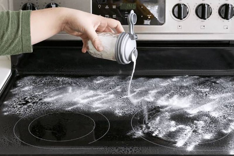 Làm sạch bề mặt bếp