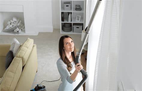 Sử dụng máy hút bụi để loại bỏ bụi bẩn